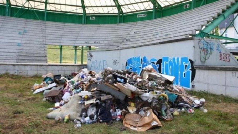 Na stadionu se odlaže smeće - Avaz