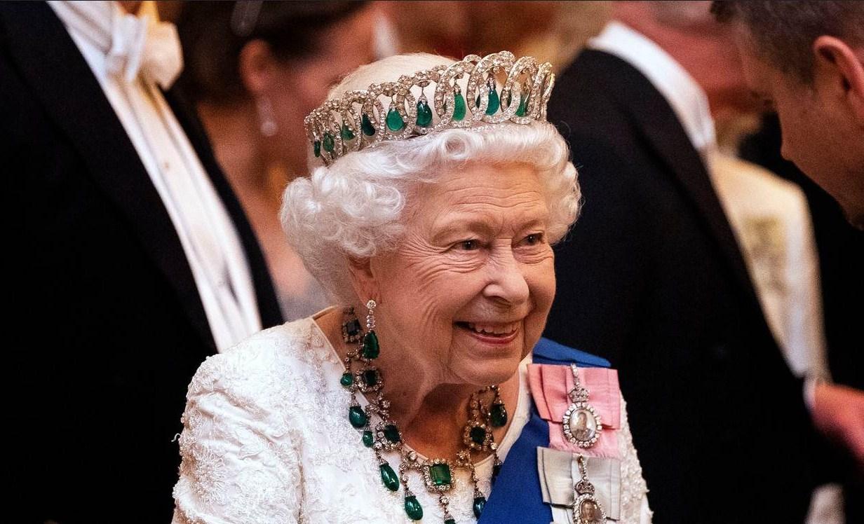 Kraljicin svadbeni poklon vrijedan šest miliona, koji s ponosom nosi, u žiži zbog "krvave priče"
