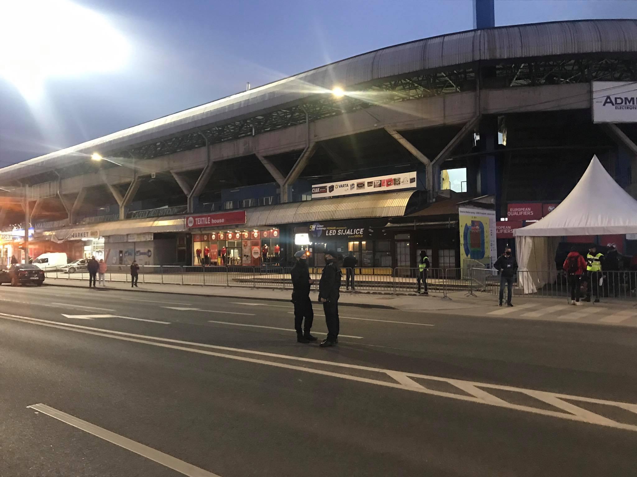 Mirno na Grbavici, ispred stadiona samo obezbjeđenje i službena lica