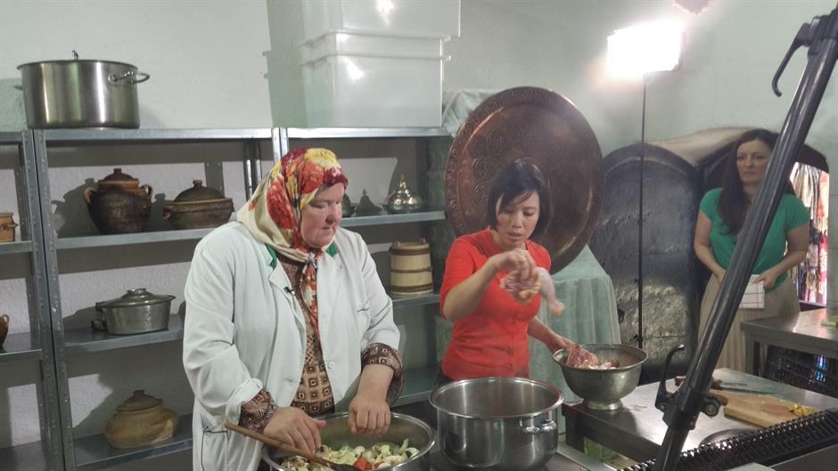 Uposlenici Narodne kuhinje "Stari Grad" nose obroke oboljelim od koronavirusa