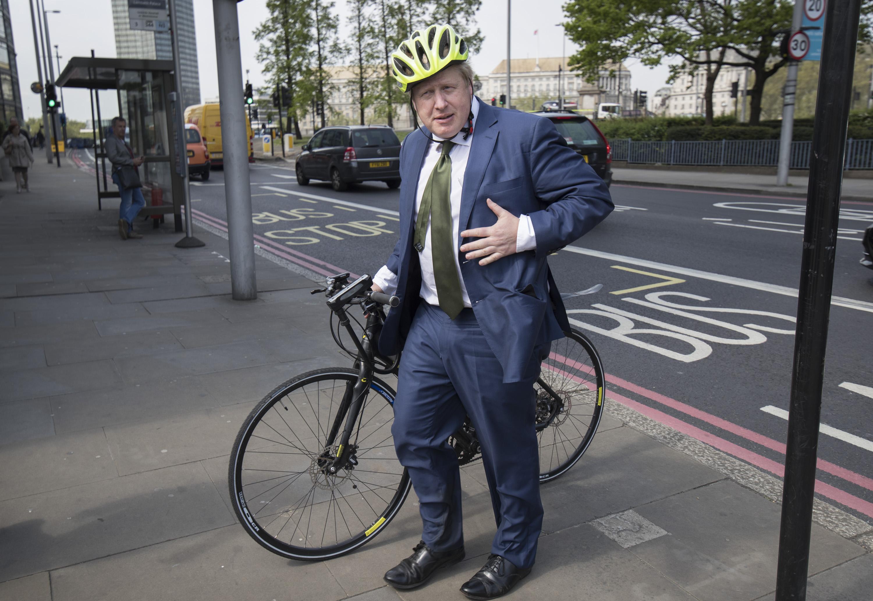 Britanski premijer na biciklu - Avaz