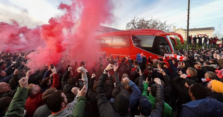 Navijači pokušali zaustaviti Liverpulov autobus da igrači ne stignu na utakmicu