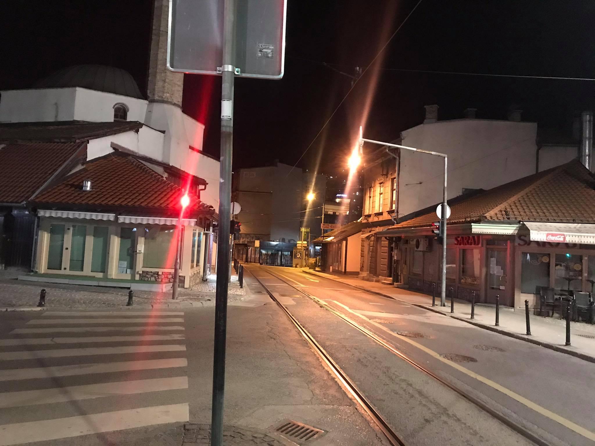 Ulice Sarajeva i večeras sablasno puste
