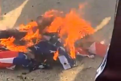 Zapaljena zastava na protestu navijača Mančester junajteda - Avaz
