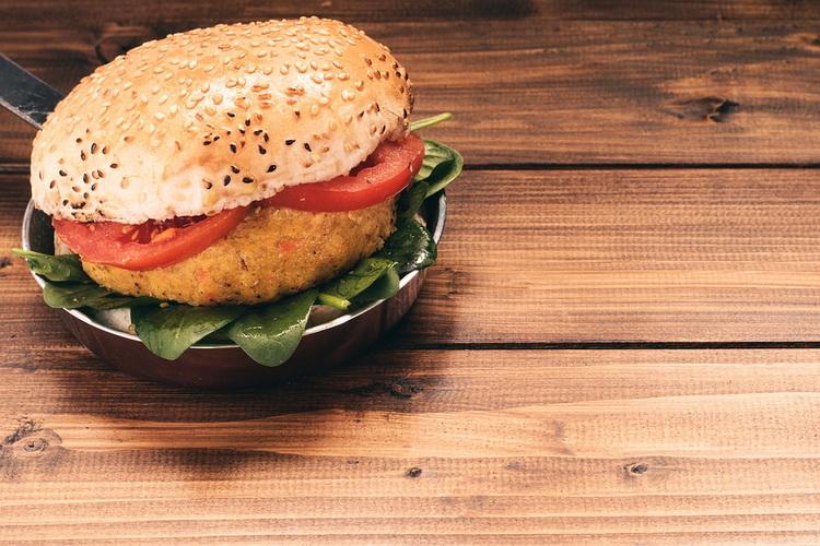 Lanac restorana sa sjedištem u Kaliforniji nudi besplatne hamburgere na godinu dana - Avaz