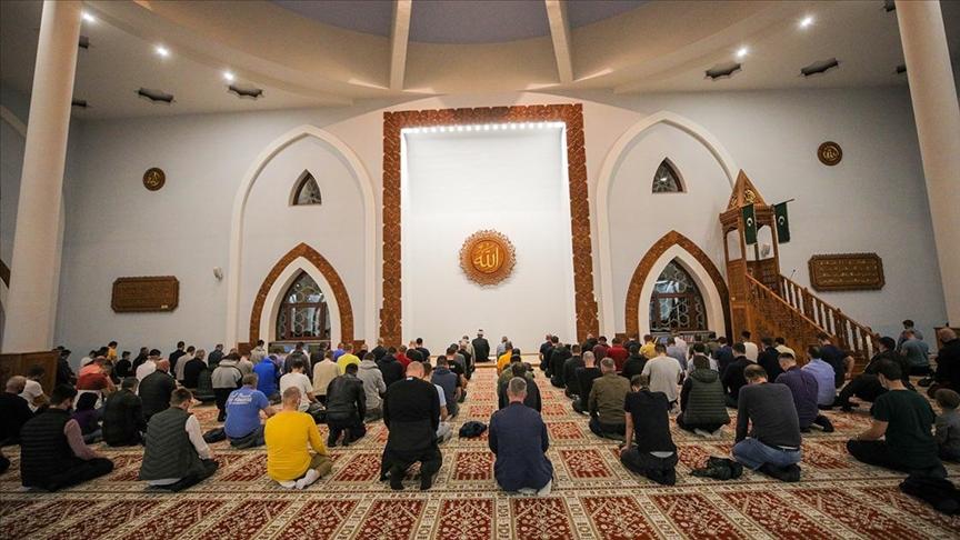Nakon pomjeranja policijskog sata: Vjernici na teraviji u sarajevskim džamijama