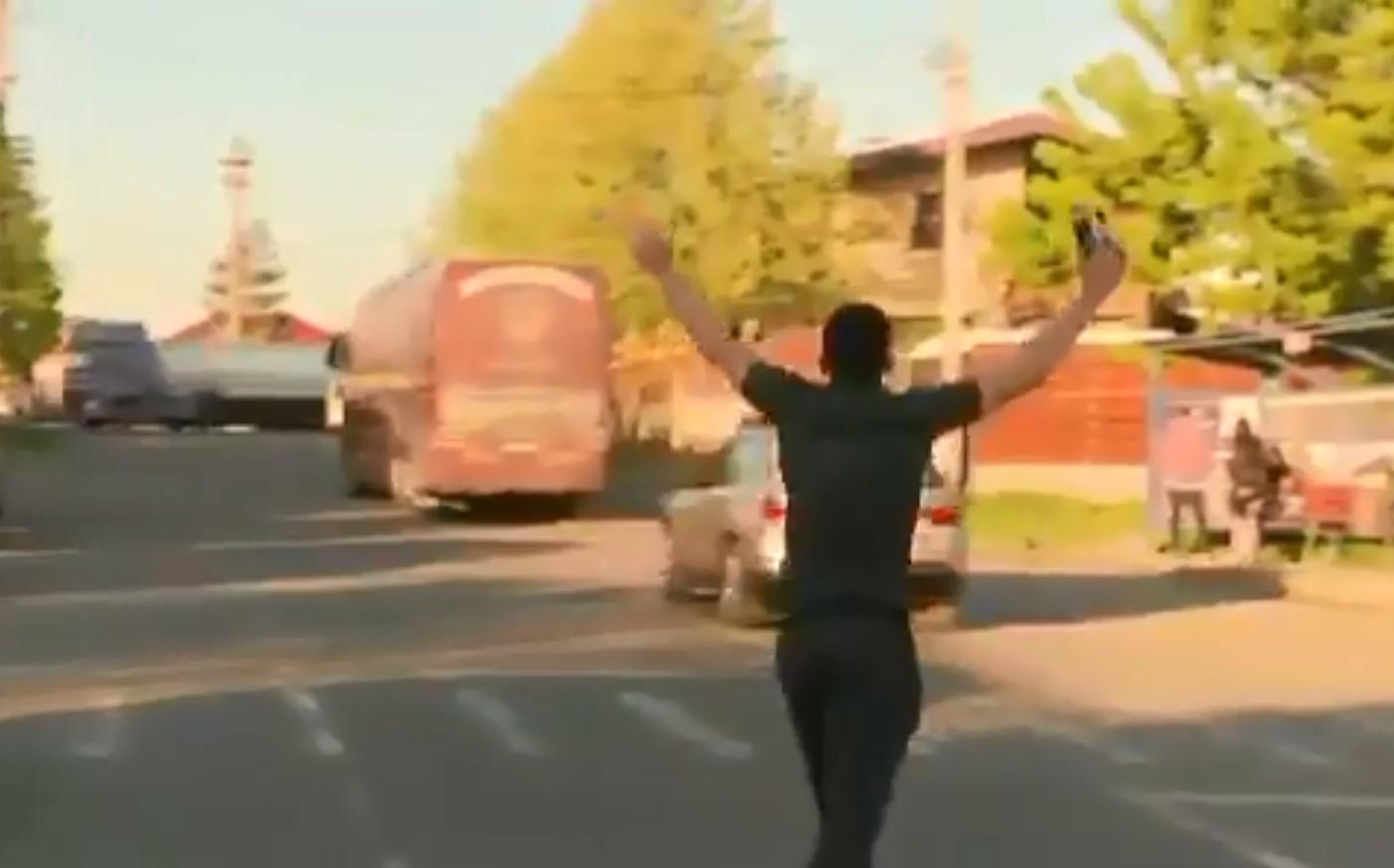 Pogledajte kako zaboravljeni fudbaler Kluža trči za klupskim autobusom