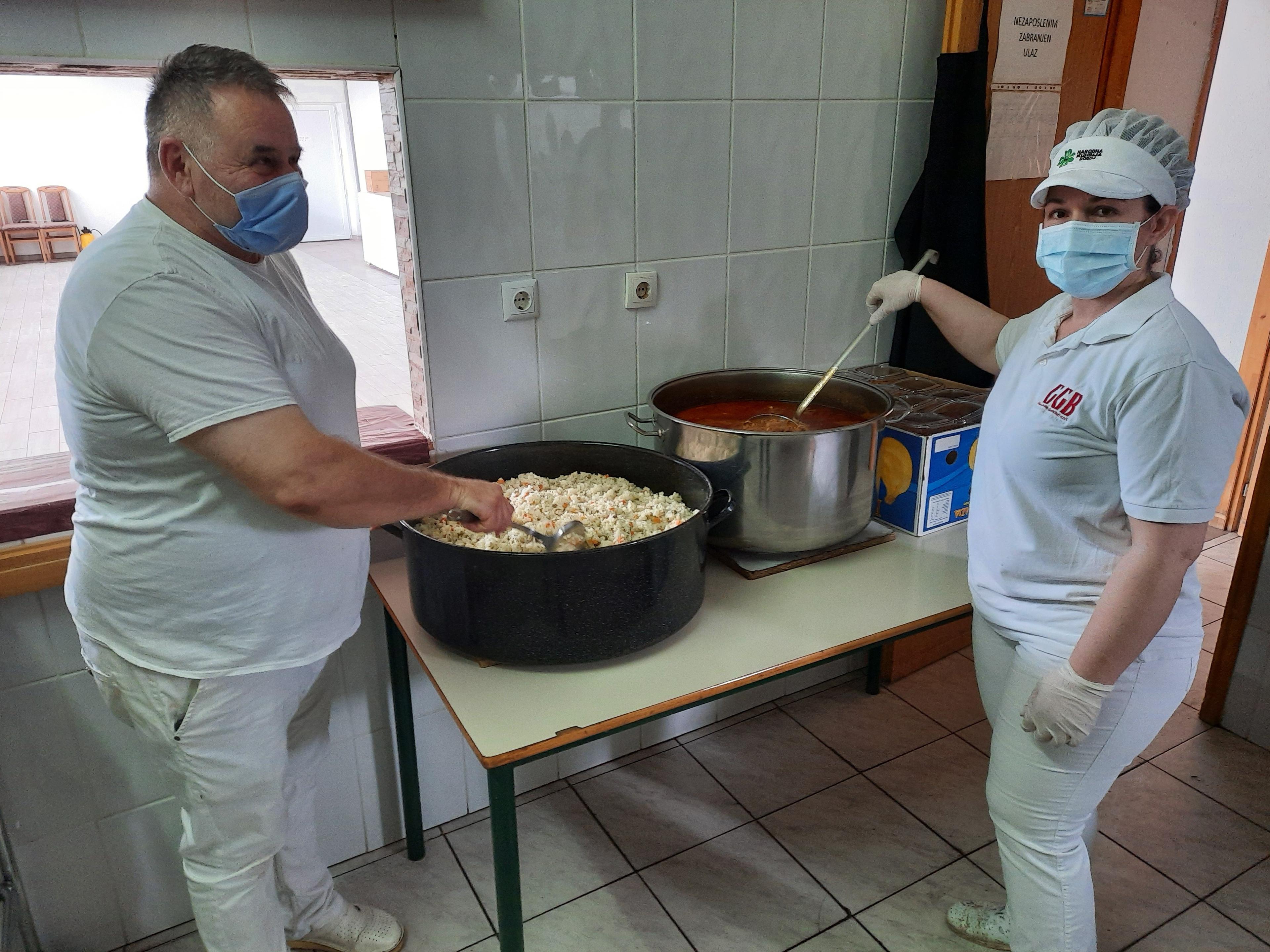 Posjetili smo Narodnu kuhinju u Doboju: Sve više gladnih, obroci se nose i 15-članoj porodici