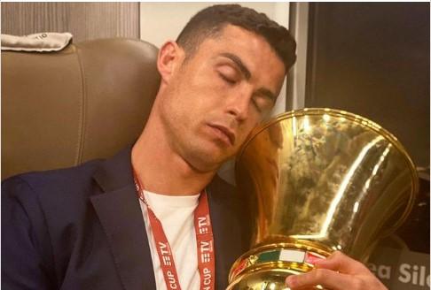 Ronaldo sinoć zaspao sa peharom i postao hit na društvenim mrežama