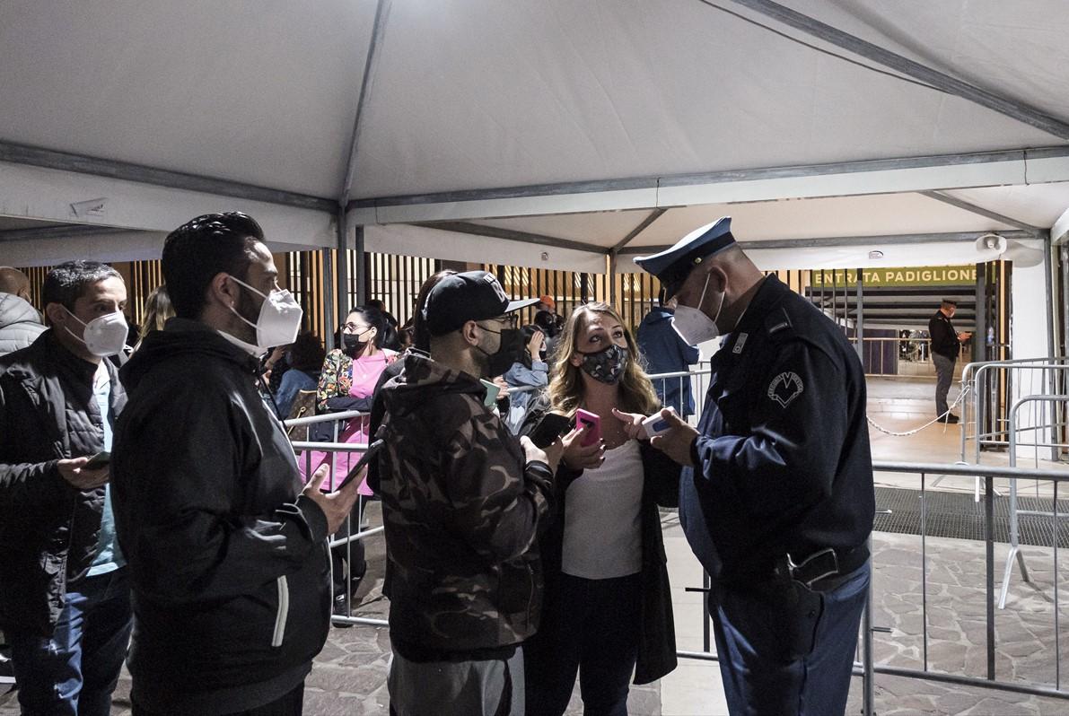U Napulju građani primaju vakcine protiv Covid-19 tokom cijele noći