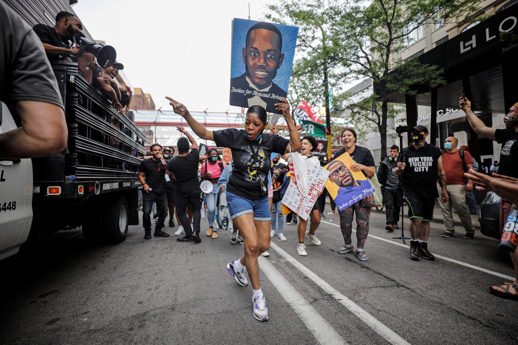Godišnjica ubistva Džordža Flojda: Stotine Amerikanaca marširalo ulicama