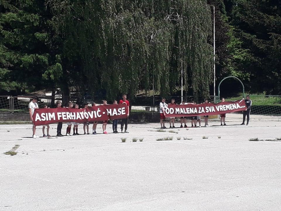 Dječaci protestuju protiv zatvaranja Škole fudbala "Asim Ferhatović Hase"