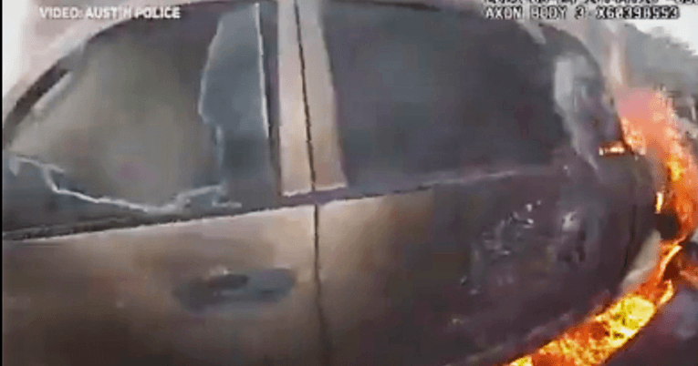 Američki policajci spasili muškarca iz zapaljenog auta par sekundi prije eksplozije