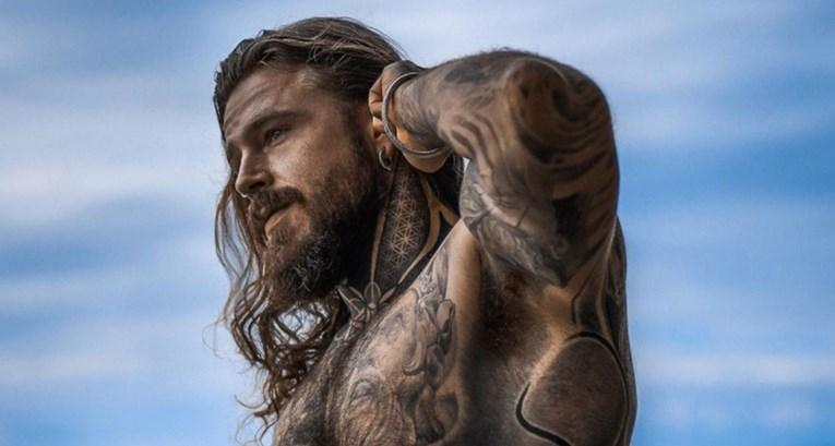 Skinuo 80 kilograma i proveo 250 sati na stolu za tetoviranje kako bi postigao transformaciju