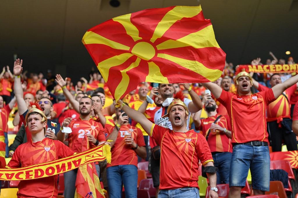 Navijači Sjeverne Makedonije bodre svoje izabranike u historijskom nastupu na Evropskom prvenstvu - Avaz