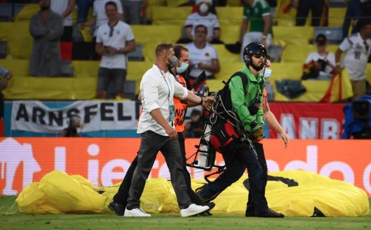 Kako je padobranac nakratko odgodio utakmicu: Nekoliko ljudi završilo u bolnici
