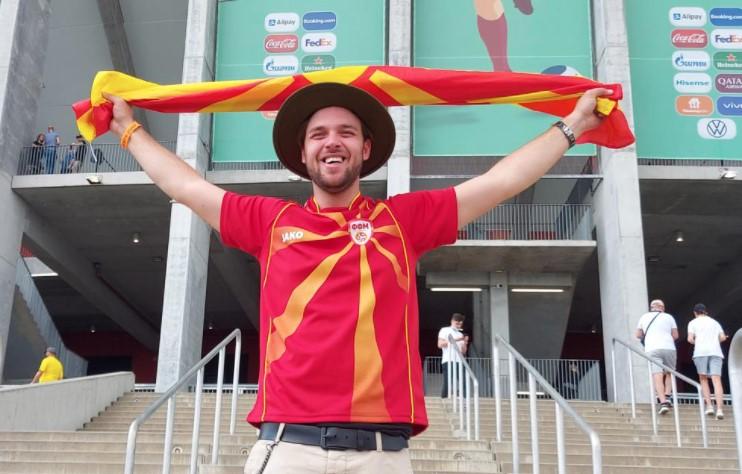 Makedonski navijač ispred stadiona u Bukureštu - Avaz