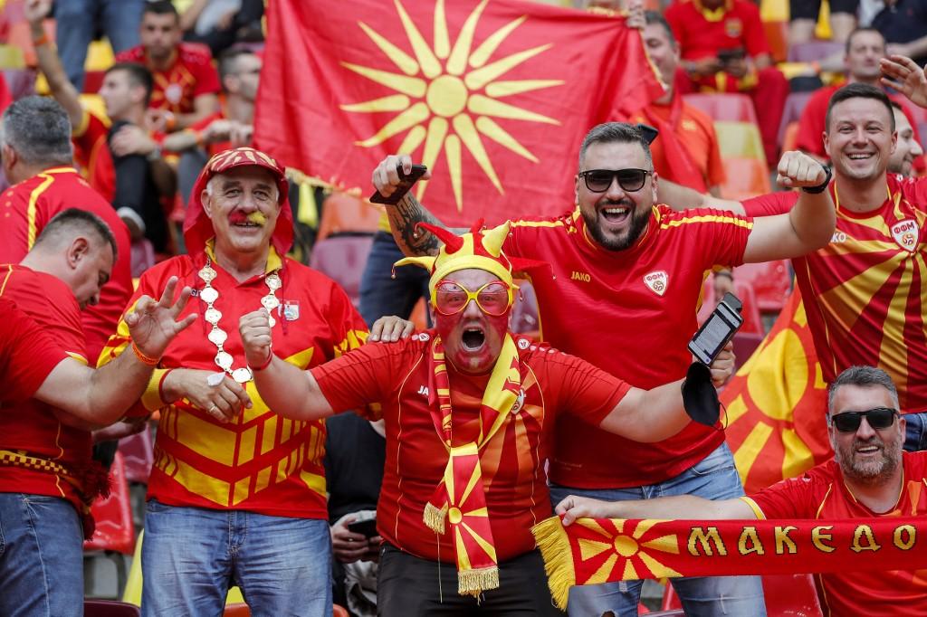 Makedonski navijači na tribinama stadiona u Bukureštu - Avaz