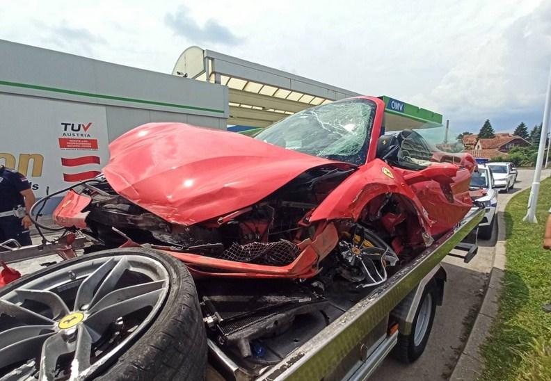 Ferari potpuno skršen nakon saobraćajne nesreće, vozač pobjegao