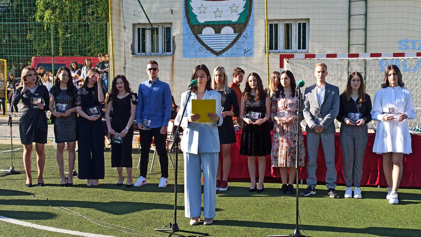 Svečanost za maturante na stadionu u Bugojnu