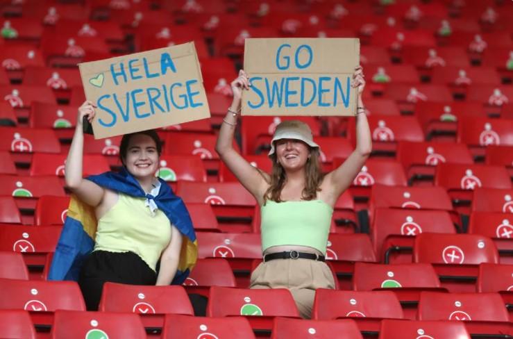 Navijačice Švedske na tribinama stadiona u Glazgovu - Avaz