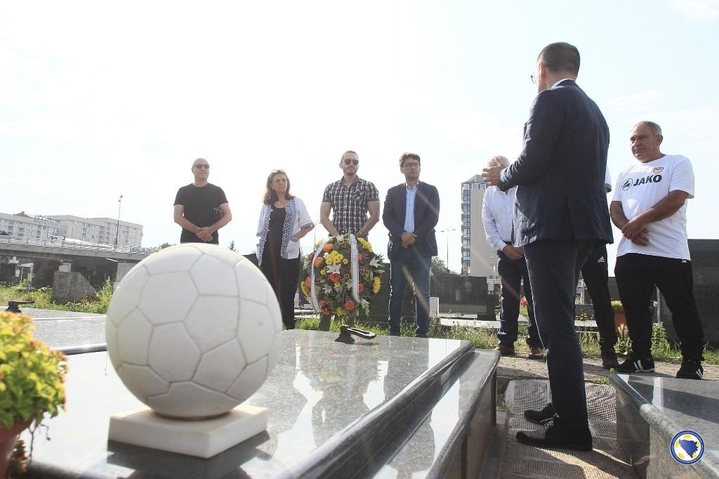 Učesnici Memorijala "Josip Katalinski Škija" posjetili grob legende našeg fudbala