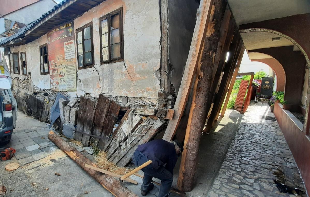 Ovo samo u Bosni ima: Kuća samo što se ne sruši, vlasnik drugog objekta je podupire