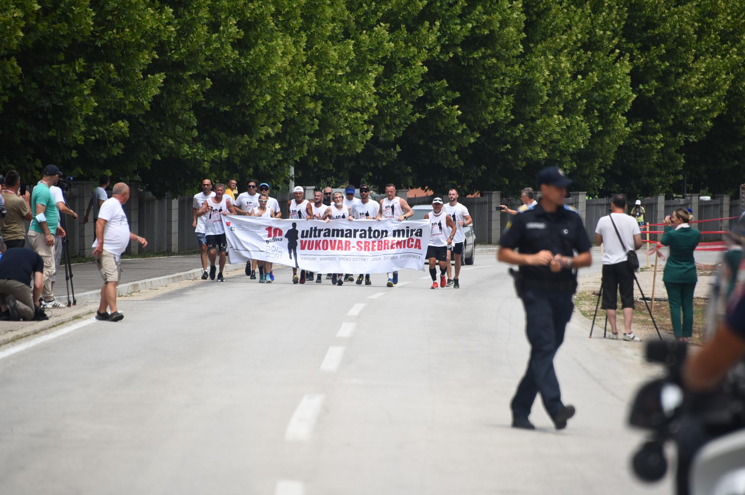 Maratonci iz Vukovara stigli u Potočare - Avaz