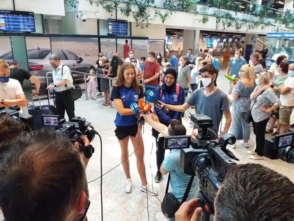 Lanu Pudar su na Aerodromu Sarajevo dočekali brojni novinari - Avaz