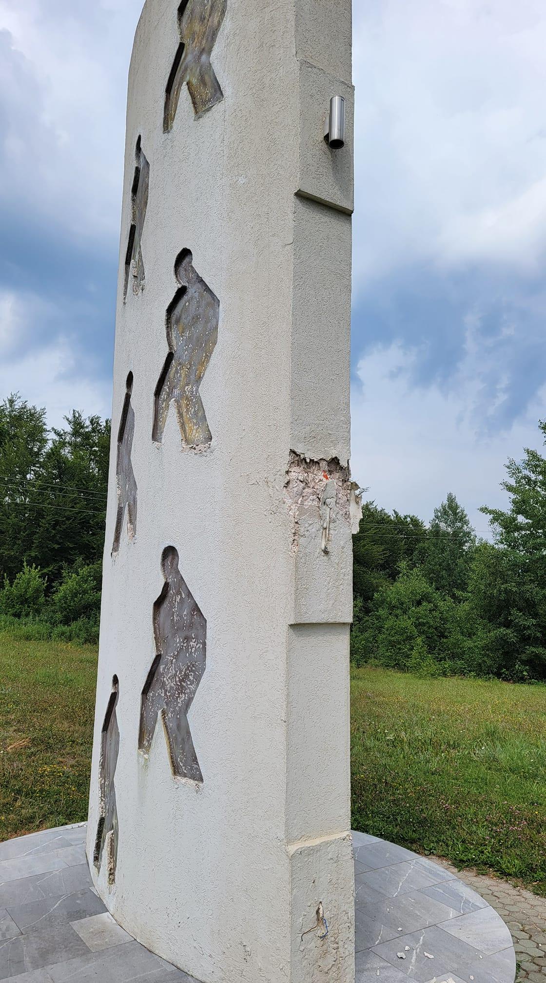 Nastavlja se devastacija spomenika “Ledena kolona” na Grebku