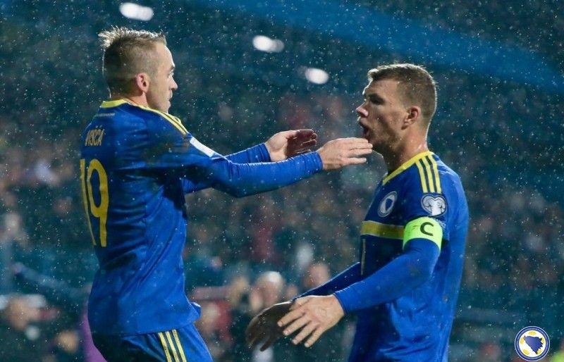 Dva Edina proslavljaju Višćin gol protiv Belgije (3:4)  u kvalifikacijama za SPu okviru - Avaz