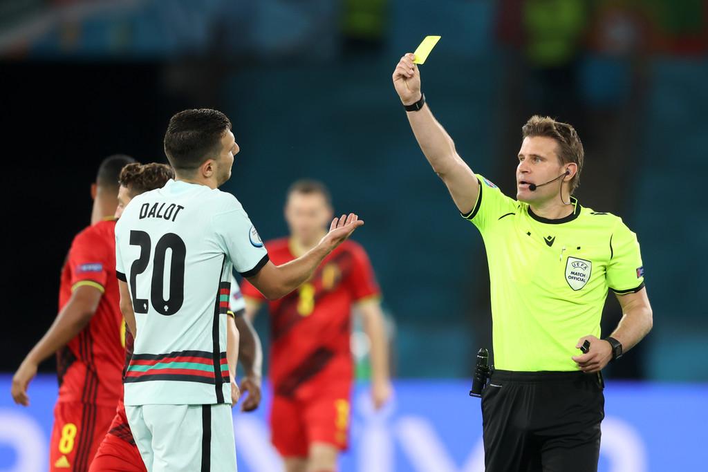 Brih pokazuje žuti karton Dalotu u utakmici Belgija - Portugal (1:0) - Avaz