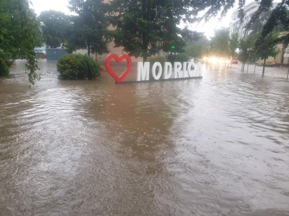 U BiH stiglo nevrijeme: Poplavljena Modriča