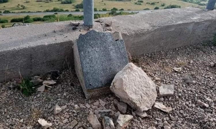 Vandali oskrnavili spomenik i polomili ploču s imenima hrvatskih branitelja