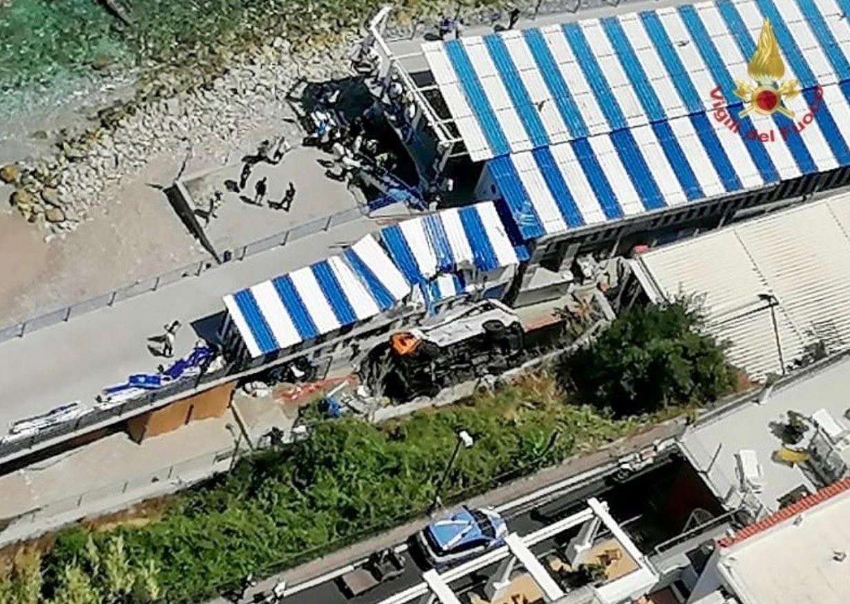Stravična nesreća u Italiji: Autobus probio ogradu na cesti i sletio na plažu, vozač poginuo