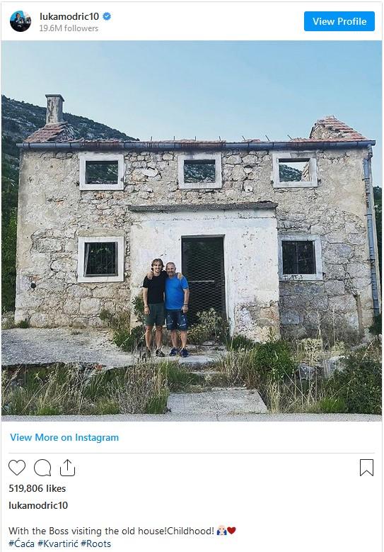 Modrićev fotografiju objavio na Instagramu: "Sa šefom u staroj kući. Djetinjstvo!" - Avaz