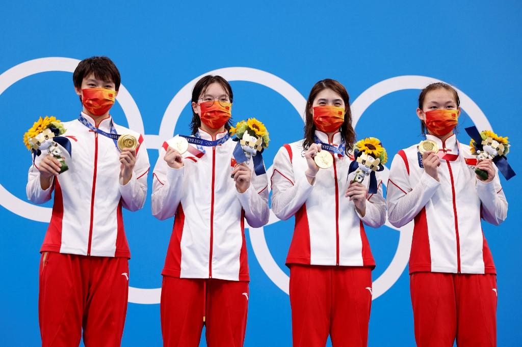 Kineske plivačice s medaljama - Avaz