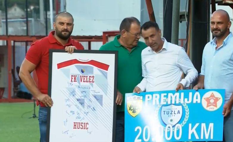 Ispunjeno obećanje: Predstavnici Tuzla Cityja uručili ček čelnicima Veleža