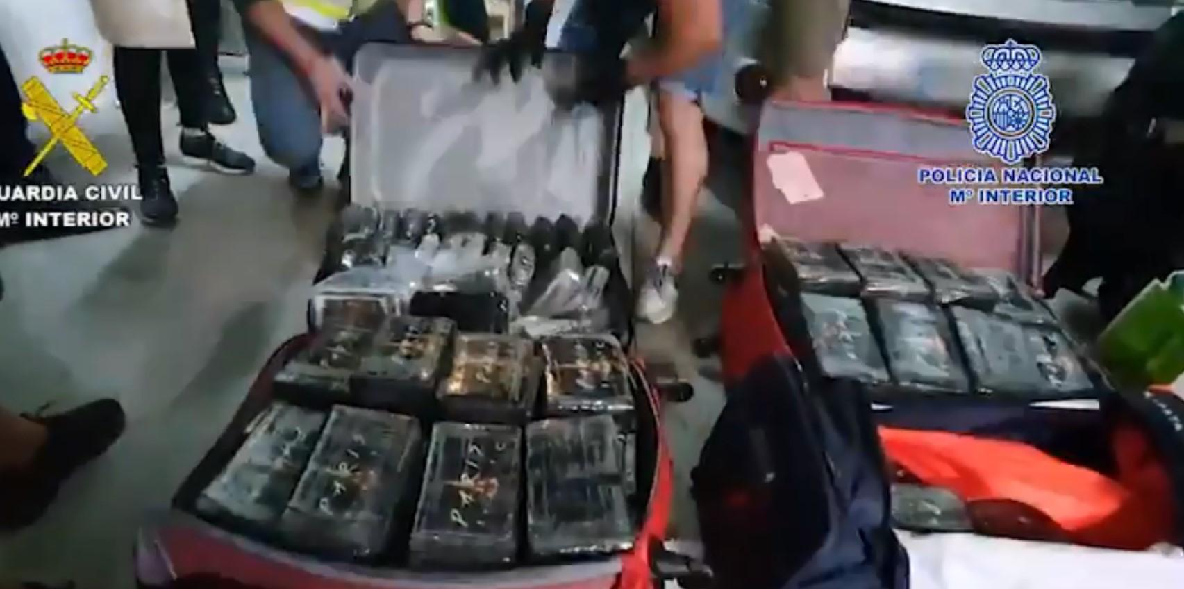 Pogledajte kako je španska policija upala kod Škaljaraca, uhapsila ih i oduzela 400 kilograma kokaina i 500.000 eura