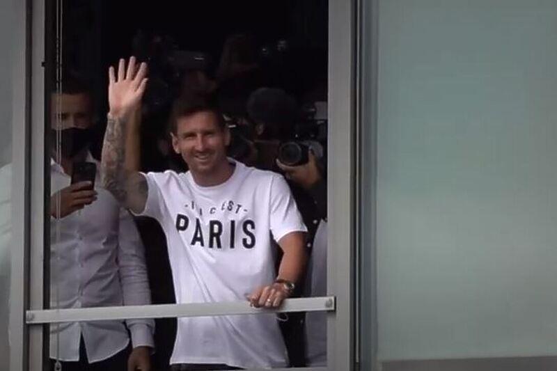 Stotine navijača dočekalo Messija u Parizu: Ludilo na aerodromu