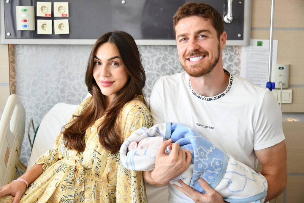 Šehić sa suprugom i novorođenom kćerkom - Avaz