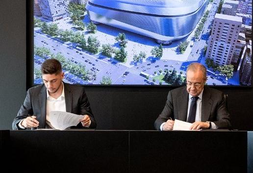 Valverde na potpisivanju ugovora - Avaz
