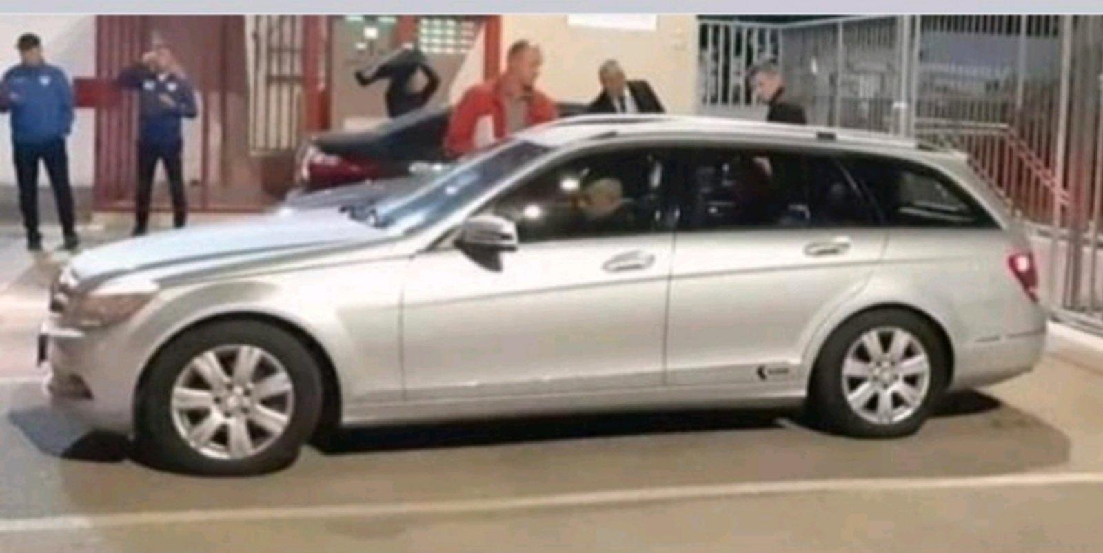 Mercedes u kojem je Topalović napustio stadion - Avaz