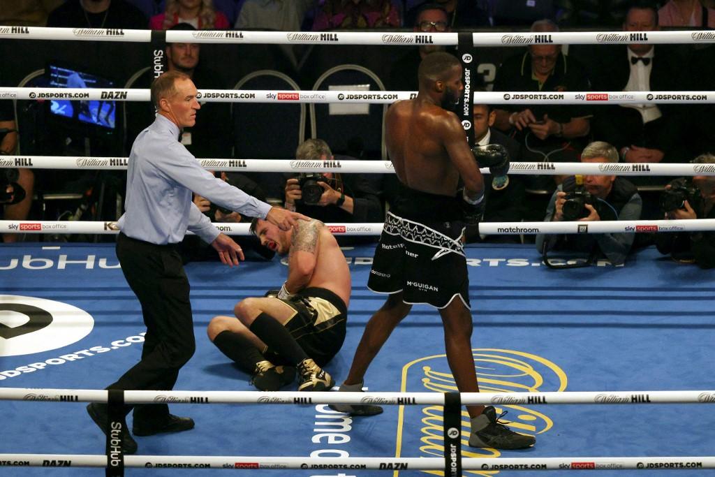 Crnogorski bokser prijetio Englezu uoči borbe, ovaj ga "zalijepio" za pod