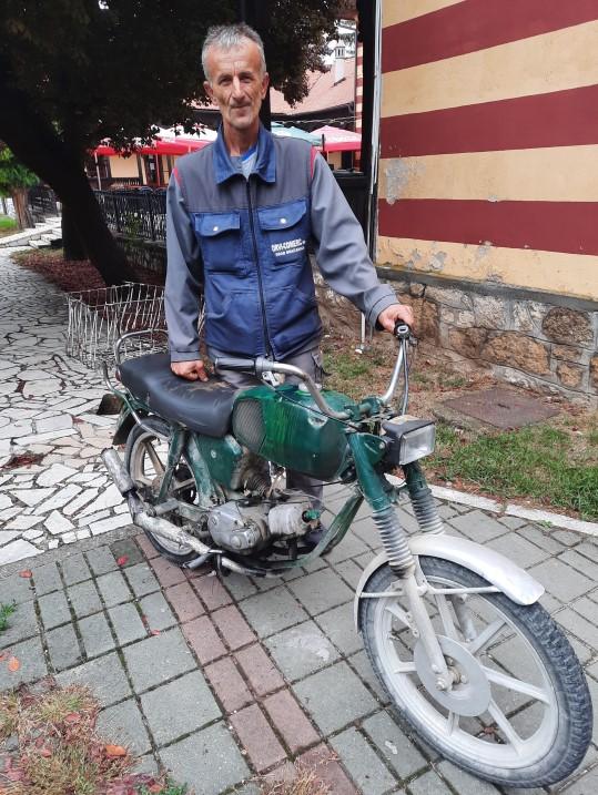 Fadil Hamzić pored motocikla - Avaz