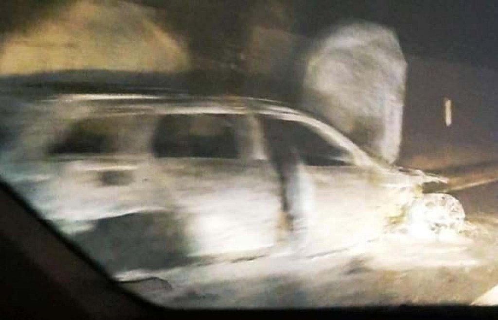 Napadači su palicama i metalnim šipkama razbili stakla nakon čega su u automobil ubacili baklju - Avaz