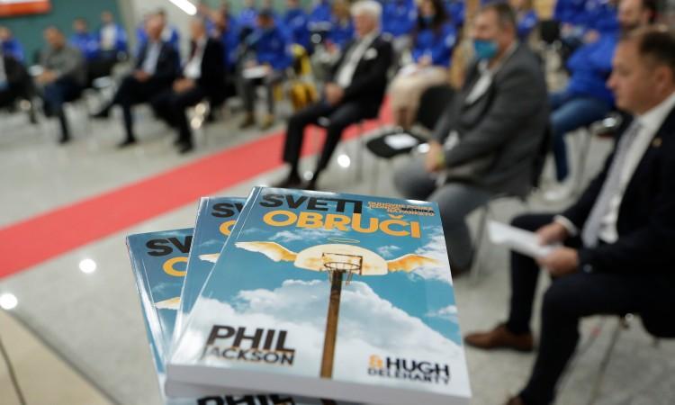 Promovirana knjiga "Sveti obruči" legendarnog košarkaškog trenera Phila Jacksona