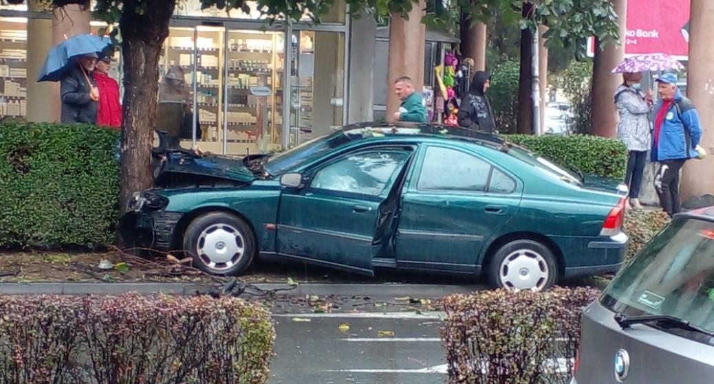 Vozač povrijeđen u Bijeljini: Volvom udario u Peugeot pa se zabio u drvo