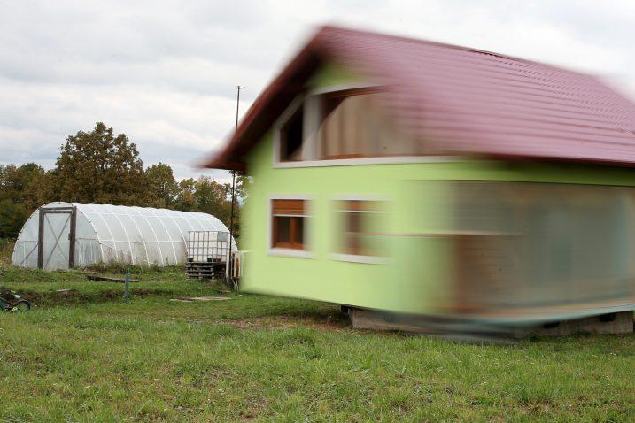Vojin Kusić napravio rotirajuću kuću: Prijatelj mislio da se kukuruzište i njiva okreću