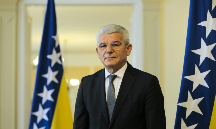 Džaferović: Dodik se sramoti na međunarodnim skupovima